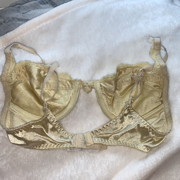 VICTORIAS SECRET💛 Lacey yellow bra! - Picture 4 of 7
